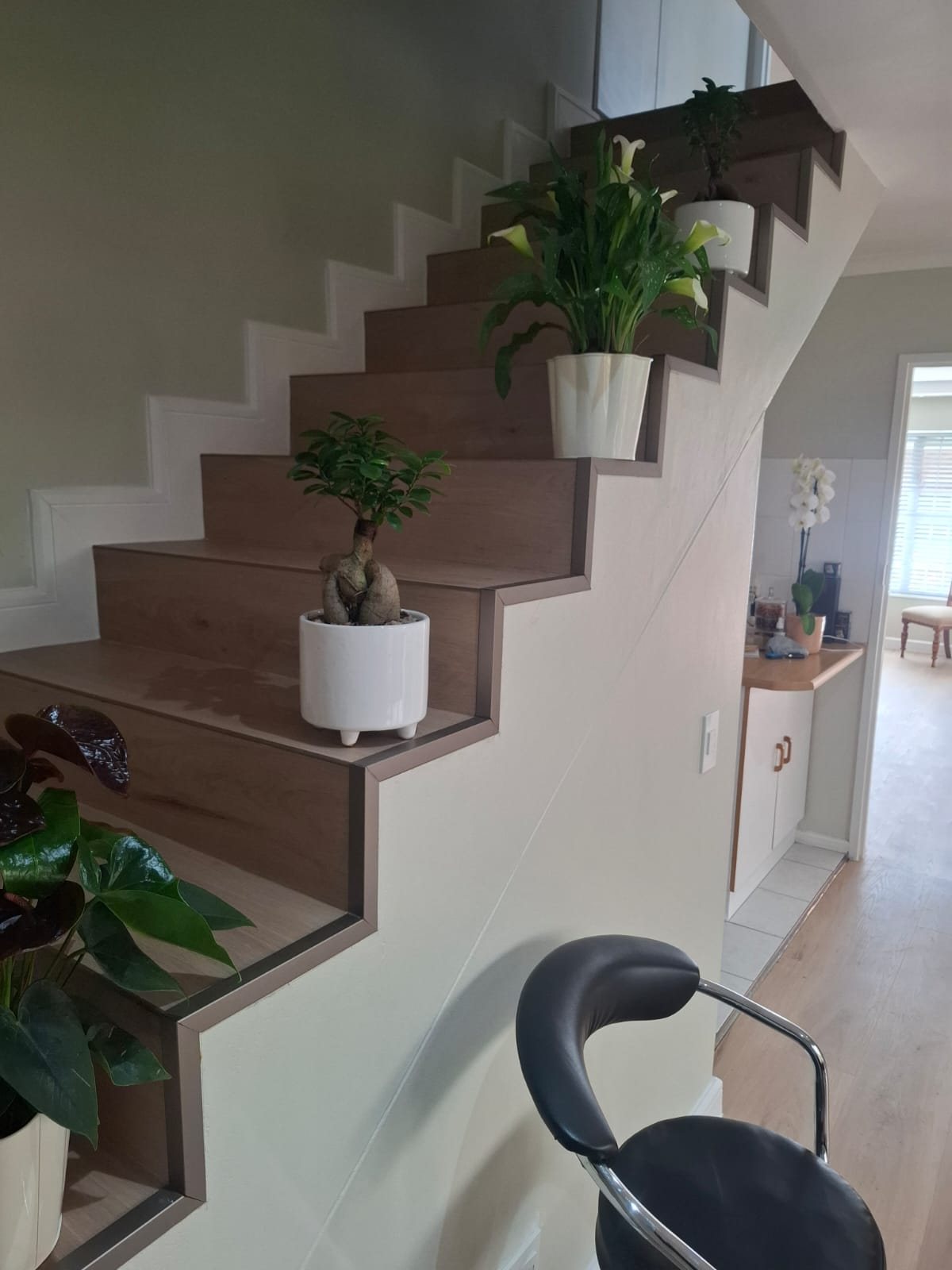 Aspen Project Swedish Oak vinyl staircase with bronze nosing in a Pinelands home